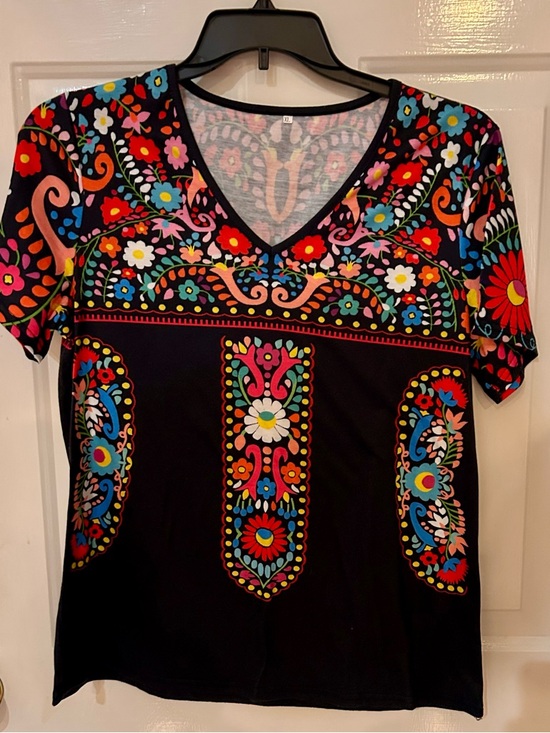 Tops - V-Neck Floral Folk Print Top in Black